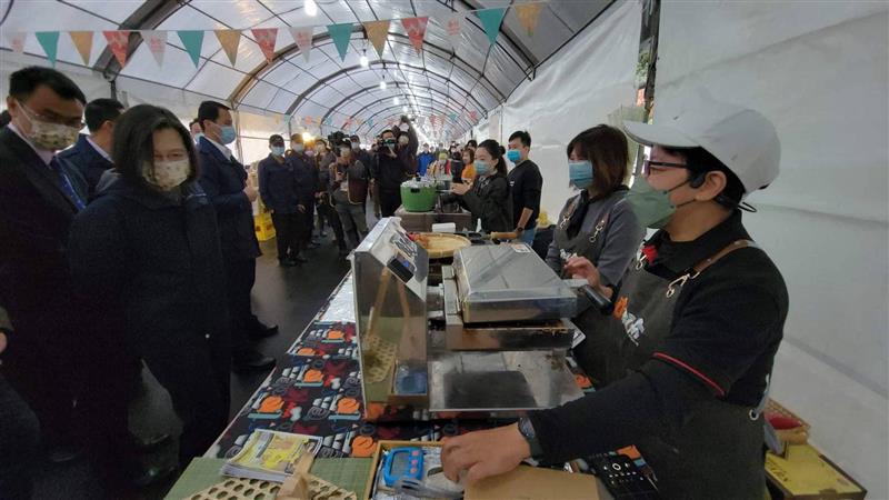 屏東農產股份有限公司蔡英文總統 駐足停留ㄋㄟ？ 趕快去買來吃吃看喔😋😋😋