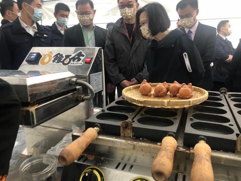屏東農產股份有限公司蔡英文總統 駐足停留ㄋㄟ？ 趕快去買來吃吃看喔😋😋😋